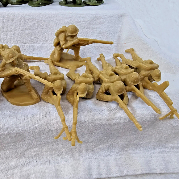 BMC Soldiers Terrain Lot of 40 Tan Green WWII w Fences Terrain from Iwo Jima Set - Picture 9 of 16